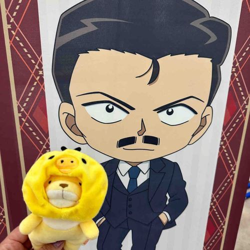 このひと　たんていじむしょってとこでいるんだって！
めんまのおかしが消えたなぞもとけるのかな〜？🍫