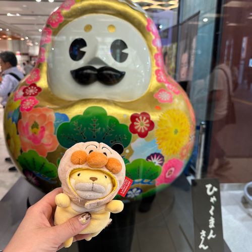 ひゃくまんさんに会ったよ~！
きんぴかでかっこよかった！！✨

