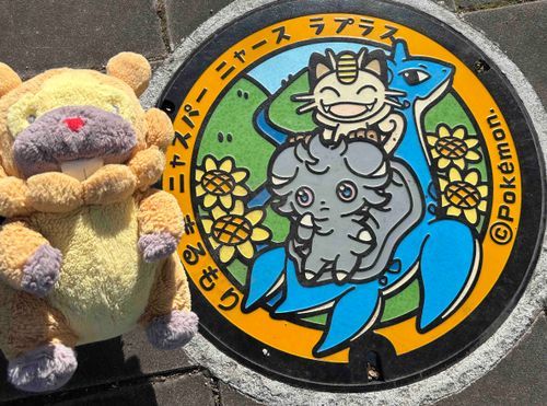 ねこポケモンのおふたり、ラプラス先輩にのせてもらってうらやましーぶも！ニャスパーさん、むひょーじょーだけど楽しそーぶもー😤