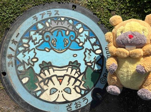 なんかこのポケふた、ふたりともどくとくな角度ぶも。ラプラス先輩、めつきはするどいけど、にらめっこしたらまけそうぶもー😤