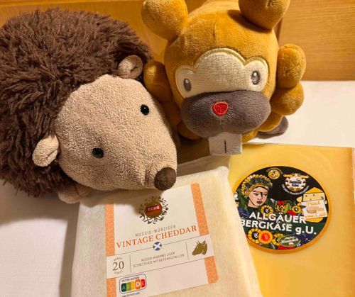 うーむ、すーぱーにすんげーたくさんのチーズが売ってるぶも。えーあいに聞いて、おすすめ買ってみたぶも。どんななんだろ…ぶもっ🥺