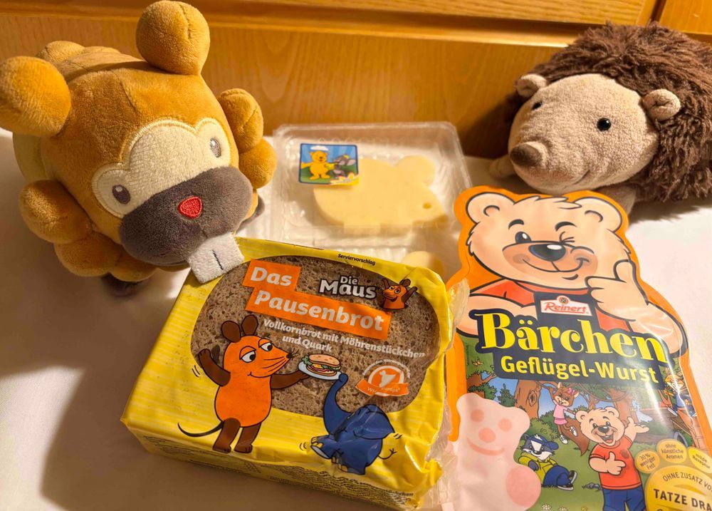 どいつのスーパーにあったかわいーもん、しょーかいぶも!マウスのパン!ねずみさんチーズ!くまちゃんハム!味はふつーぶもっ🥺