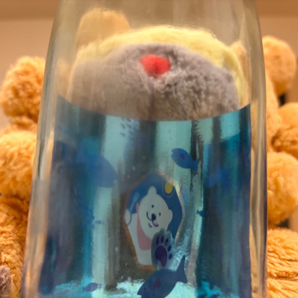 かわいい日本酒があったぶも！表からはシロクマさんの背中、裏側からお顔が見えるぶも！フォーク持ってお魚さん狙ってるぶもー😤
