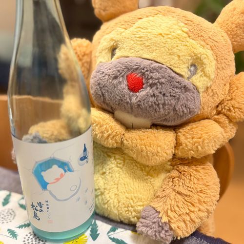 かわいい日本酒があったぶも！表からはシロクマさんの背中、裏側からお顔が見えるぶも！フォーク持ってお魚さん狙ってるぶもー😤