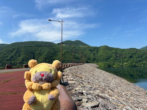 福島県　摺上川ダム　ここが天端（てんば）！こーやってみると雑草がぜんぜんなくて、よく手入れされてるのがわかるぶもー😤