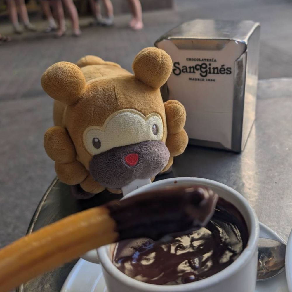 ちゅろす！ちょこそーすにつけて食うぶも！さくさくで、うまし！盛りがたっぷりぶもっ🥺