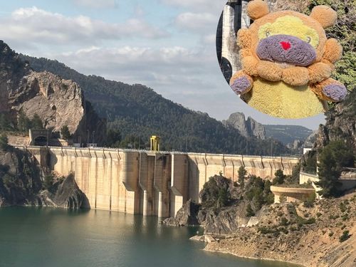 スペイン　バレンシア県　コントレラスダム　水道水と発電、ってゆーあんまみない目的！水を溜めすぎると岩盤から水が漏れちゃうらしくて、最大きゃぱの20-50%しかためない！もったいないぶも！こーそくどーろから激写したったぶも！水がきれーなエメラルドグリーンなのが売りらしいんだけど…ぜんぜんお水みてなかった！！ぶもー🌟😤🌟