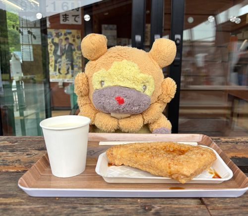 むむん…！でっっかいあぶらげぶも！ぶもの顔よりでっかいかも…！たべきれるかな…まけないぶもー😤