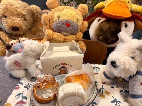 ペコちゃんのカフェで、色んなケーキ買ってもらったぶも！ぶもがひとりでぜんぶたべ……ぶもんちのみんなでたべるぶもー😤