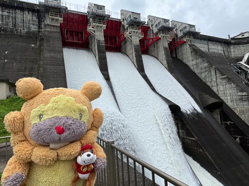 ダムイベントの目玉！クレストゲートからの放流！ちょーど水が流れてくるタイミングで写真とれた！きせきのいちまいぶもー❤️😤❤️