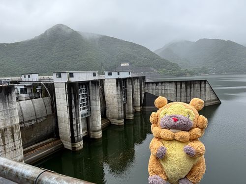 宮城県　七ヶ宿ダム　大小大小大って５こゲートが並んでるぶも！小さい２個のスライドゲートが上に開いてて、放流してたぶもー😤