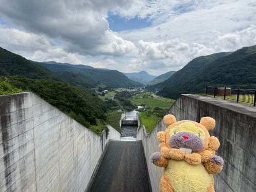 福島県　摺上川ダム　導流部にきたぶも！でっかいウォータースライダー！途中で勢いをよわめる工夫がいろいろあってすごいぶもー😤