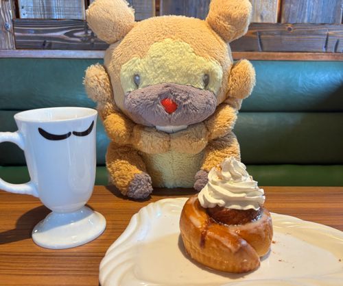 びっくりドンキーで、朝ごはんくったぶも！しなもんろーると、こーひー！お菓子っぽい朝ごはんは、ぜーたくなかんじするぶもー😤