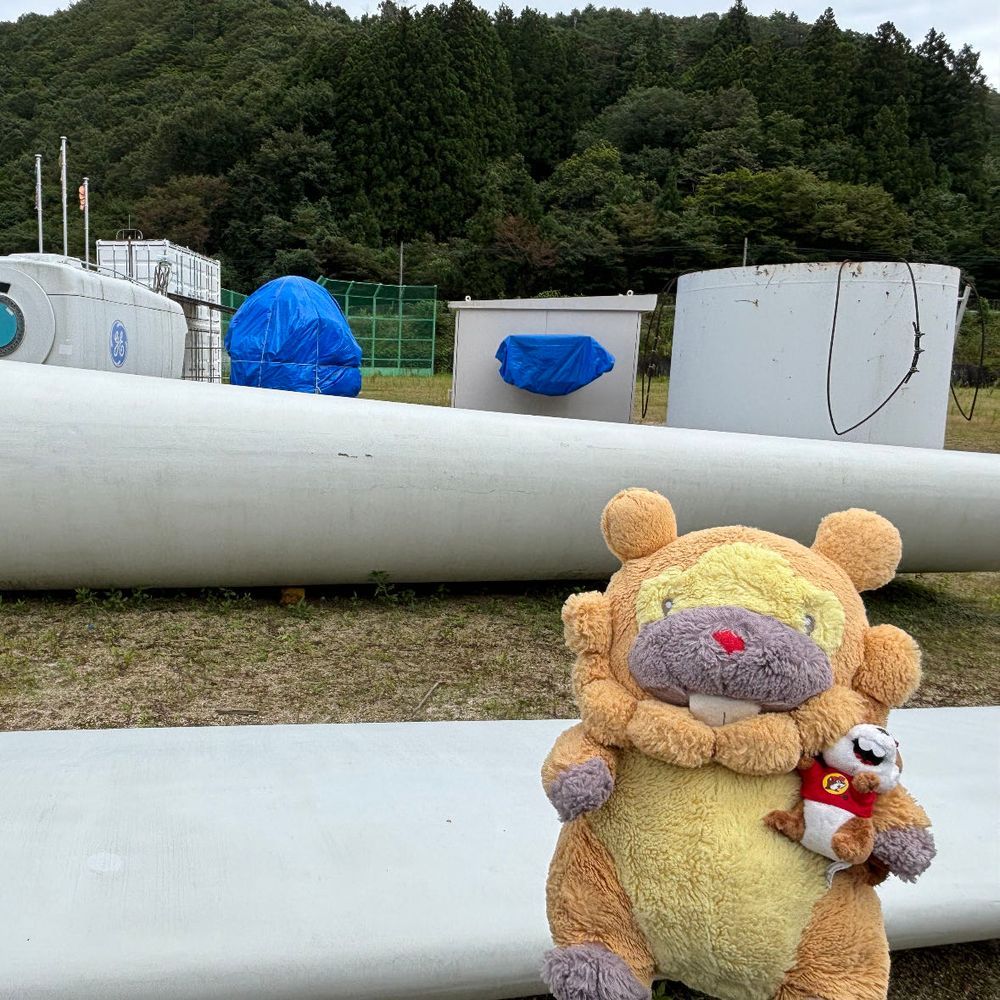 風力発電機のけんがくさせてもろた！羽根でっけえ！山の上で組み立てるの、めっちゃ大変らしいぶも！かっくいいぶもー😤