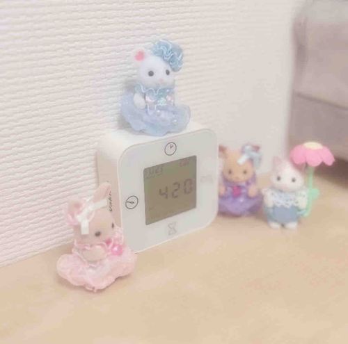 親の寝室から使われてない時計が見つかりました。せっかくなので私の部屋に置いてみたはいいものの、時間が全然合っていません笑