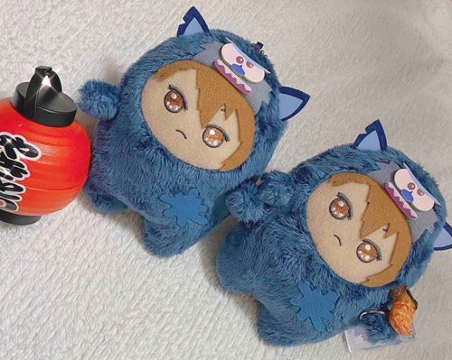 新入り🌊(右)の手を引っ張ってあげる優しいモンスター🫐(左)です