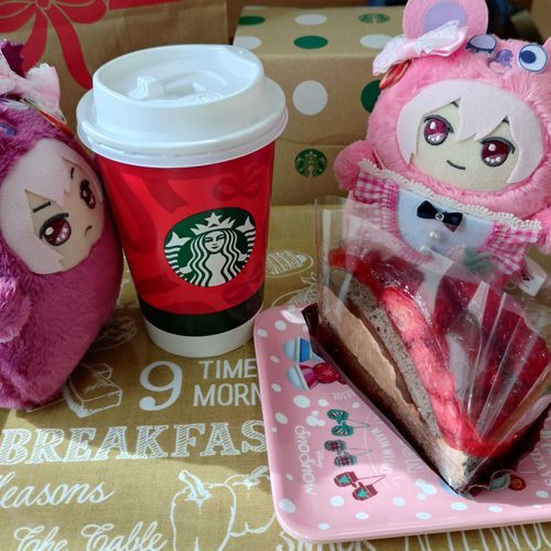 昨年の12月のスタバのドリンクとケーキ🍰を食べたくて、
よし！いくぞ☆ってテイクアウトした思い出🥹✨
チョコレート大好きなので満足( ¯﹀¯ )💕‪
モンちゃん達も僕これ食べたーいって寄ってきました♪