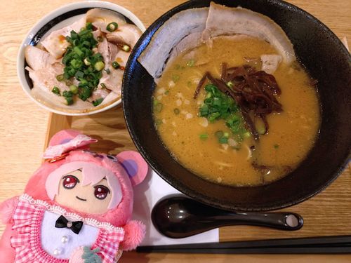 今日は遠征day☆
久々にランチでラーメン🍜食べたよ～♪
醤油とんこつ!!美味しくて、ボリューム満点だったよ👀