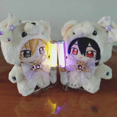 LIVEに行きたくなったぬい達…✴️

💛わぁーい♪自分達のカラーのペンライトを買ってもらったね😉
💜これでテンションが上がるのぅ♪