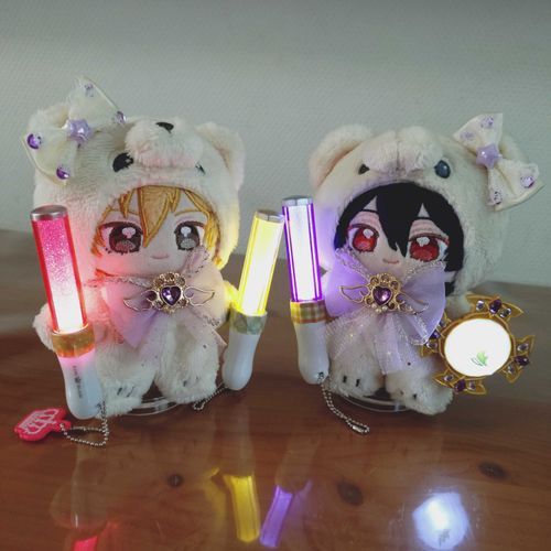 LIVEに行きたくなったぬい達…✴️その②

しばらくして…

💛零くん、みてみて☆2本持ち〜♪
💜うむ、我輩も負けてはないぞい☆わんこのライトで応戦じゃ😌