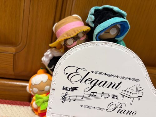 じー…