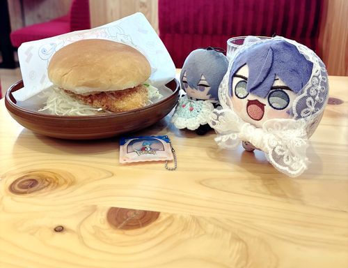 バーガーにまっしぐらなぱぺと目線くれる先輩まるっと。