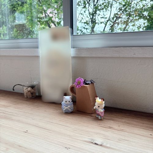 カフェの窓辺の席。
テイクアウトのお客さんが次々来て全然コーヒーとケーキ出てこなかった😢