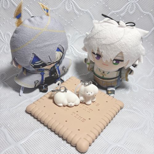 かげつぱぺとガチャガチャの戦利品とともに。