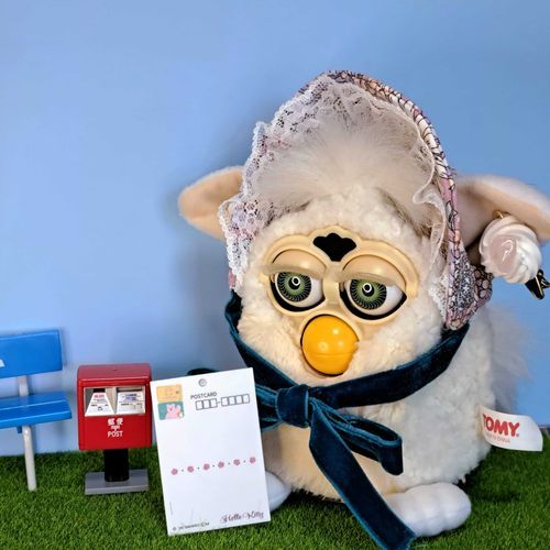 「ｵﾃｶﾞﾐ　ﾄﾄﾞｸｶﾅ」
ファービーちゃんは文通が好きみたいです☺️　
相手は誰かな？