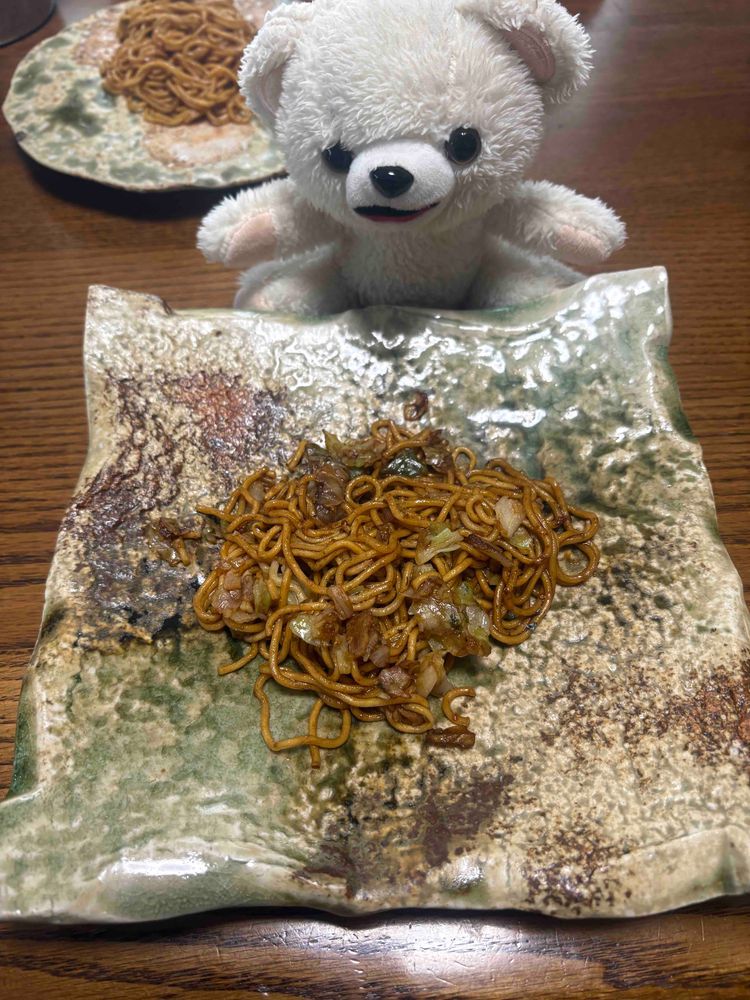 ぼく器にはこだわるんだー❗️
織部、伊賀、備前、信楽…
UFOが高級料理に感じる…