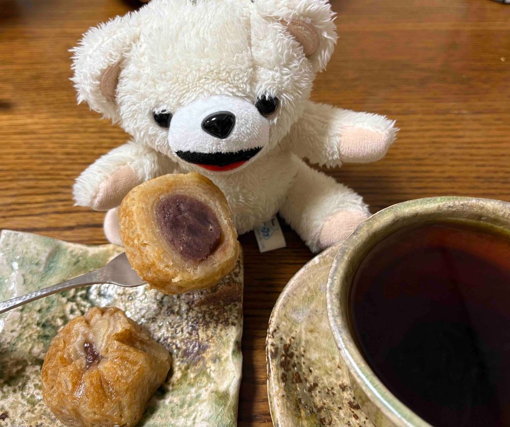 例の高級どら焼き食べたよ❗️
モチモチした外の生地がすごく美味しいんだー❗️
ついでに買ってきた別のお菓子もこっそり食べよう…これも3日間限定販売で、見た目が華やかでつい買っちゃったんだ…❗️❗️