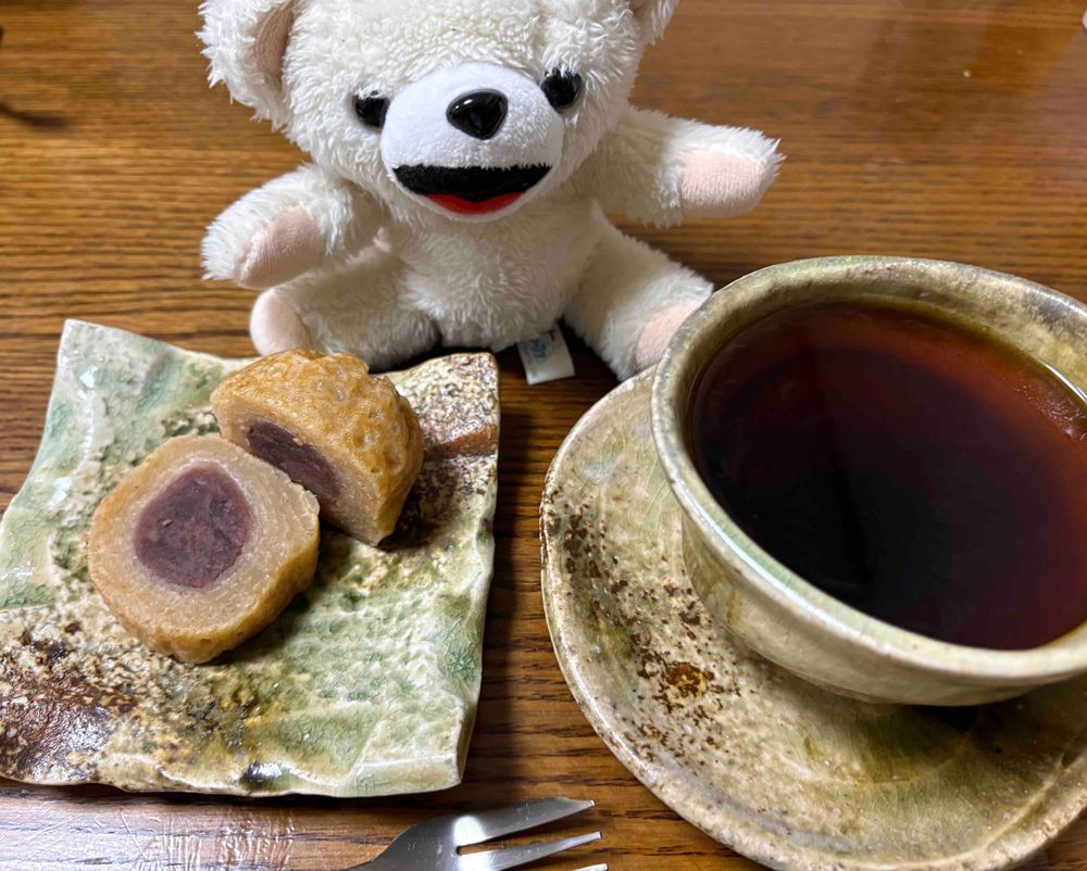 例の高級どら焼き食べたよ❗️
モチモチした外の生地がすごく美味しいんだー❗️
ついでに買ってきた別のお菓子もこっそり食べよう…これも3日間限定販売で、見た目が華やかでつい買っちゃったんだ…❗️❗️