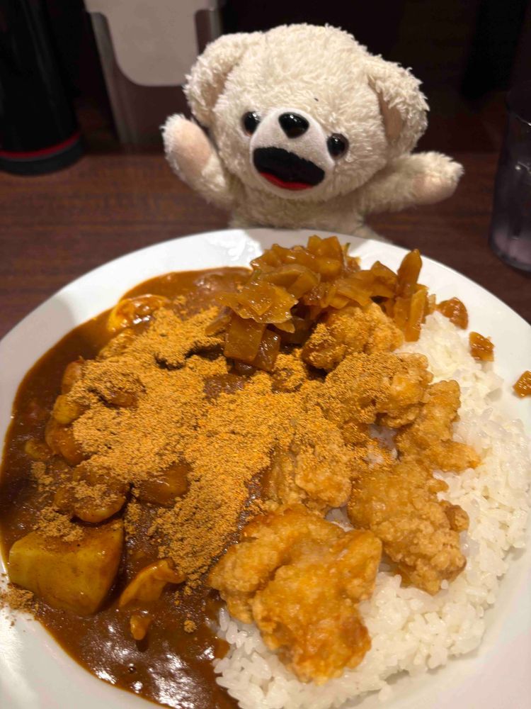 海老カレー(海老増し)10辛に鹿とフライドチキンをトッピングしたら値段跳ね上がったんだ…❗️❗️
さらにとび辛スパイスで…精神を加速させる…❗️❗️