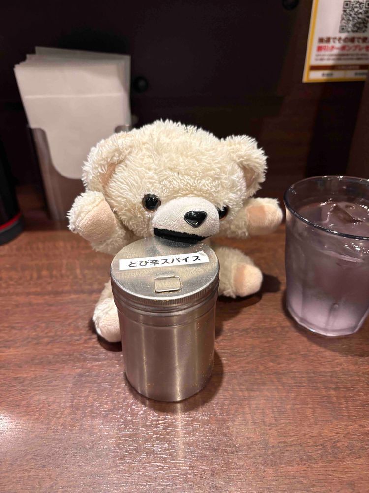 海老カレー(海老増し)10辛に鹿とフライドチキンをトッピングしたら値段跳ね上がったんだ…❗️❗️
さらにとび辛スパイスで…精神を加速させる…❗️❗️