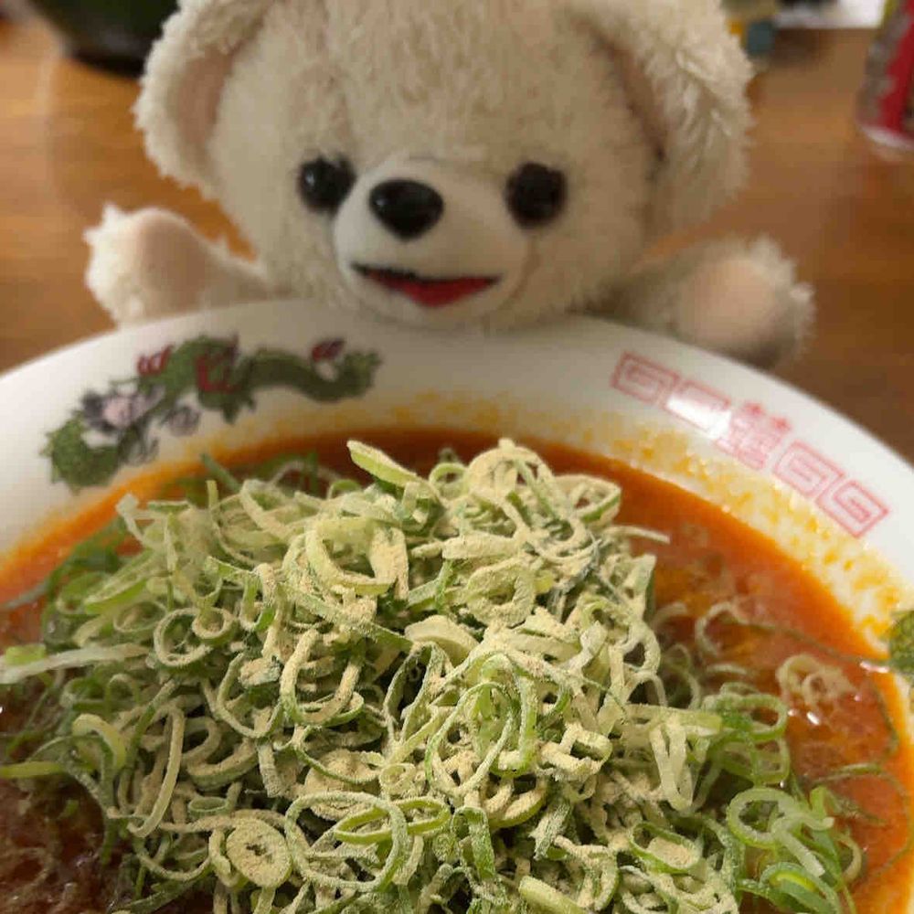 朝から辛そうなラーメン作ったよ🍜🌶️
まあまあだったよ！！
具がタマネギとネギしかなかったんだ…
