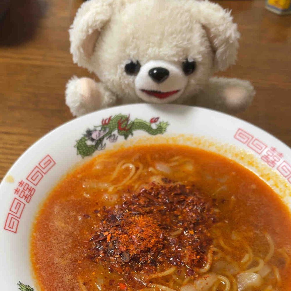 朝から辛そうなラーメン作ったよ🍜🌶️
まあまあだったよ！！
具がタマネギとネギしかなかったんだ…