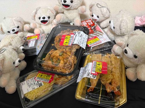 みなさんこんばんは、ぼくファーファ❗️
大晦日…なんだけど、うちに生息している二足歩行(ザコさん)が、今日も明日も仕事らしいんだ…‼️
のんびり年末気分を味わいたかったけど…ひとまず半額年越しそばを買ってきたから食べるよ…❗️❗️