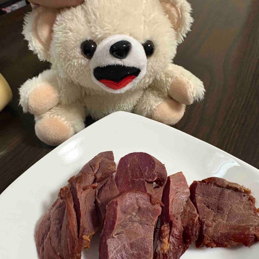 今日のおやつは鹿の燻製❗️