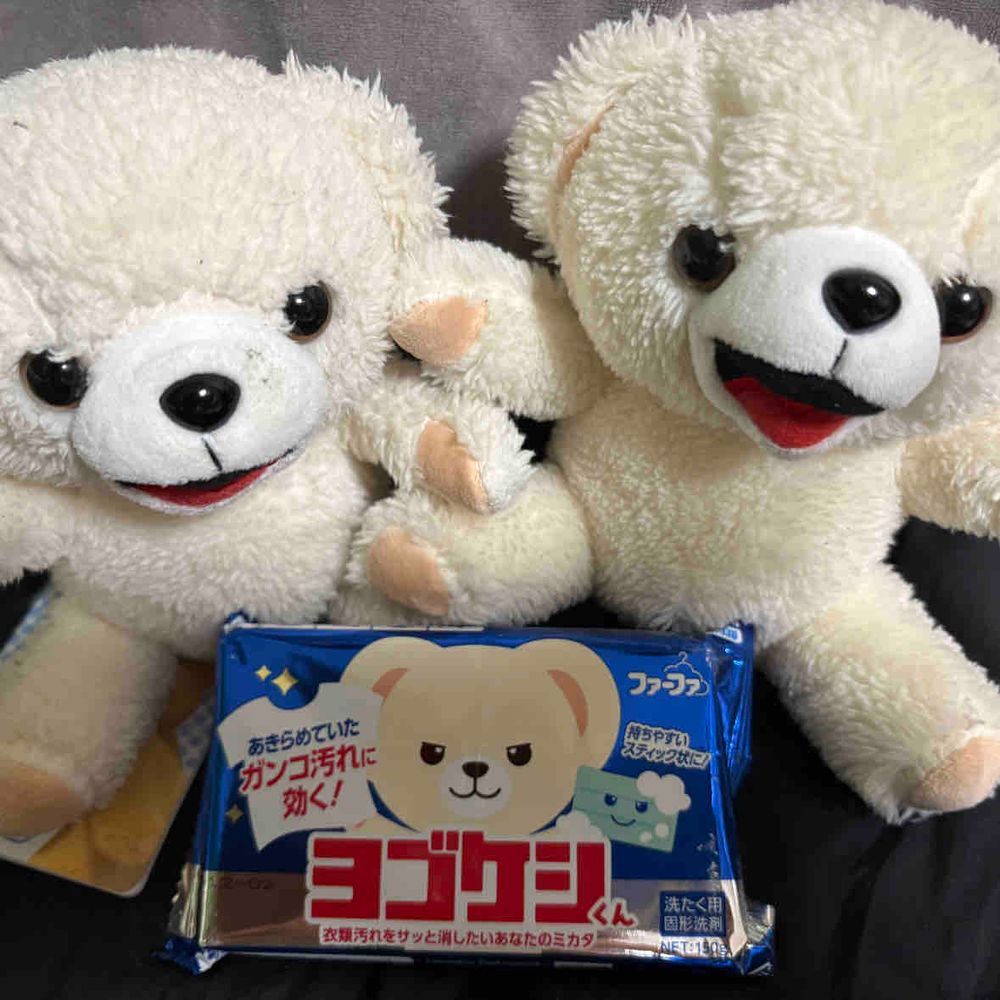 みなさんこんばんは、ファーファだよ❗️
今日は4月下旬に発売になるファーファの新商品、ヨゴケシくんを紹介するよ❗️❗️
この固形洗剤はガンコな汚れに強いんだー❗️

…えっ、うす汚いぼくたちが言っても説得力がないって…⁉️
…じゃあ…身をもって証明するよ❗️❗️
(ファーファヨゴケシくん編近日公開予定)