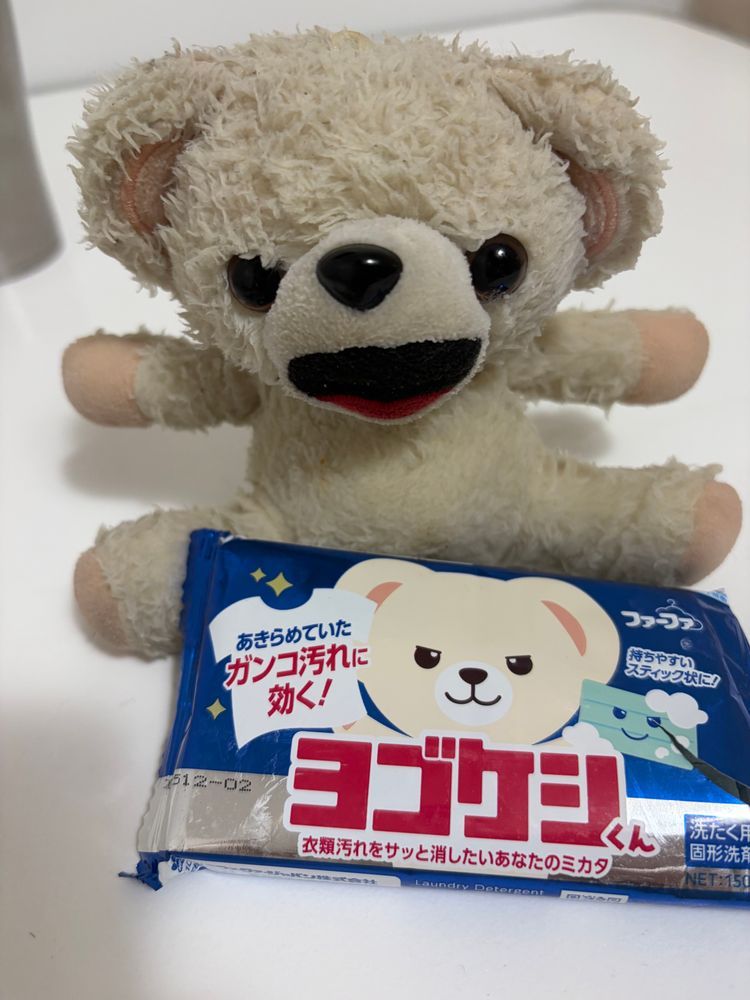 みなさんこんばんは、ぼくファーファCだよ❗️
ぼくラーメン屋の唐辛子みたいな調味料がからだにいっぱい付いてたから、お風呂に入ったよ…❗️
ファーファの新商品、ヨゴケシくんも使ったんだ〜❗️
これで白くなれたかな…⁉️