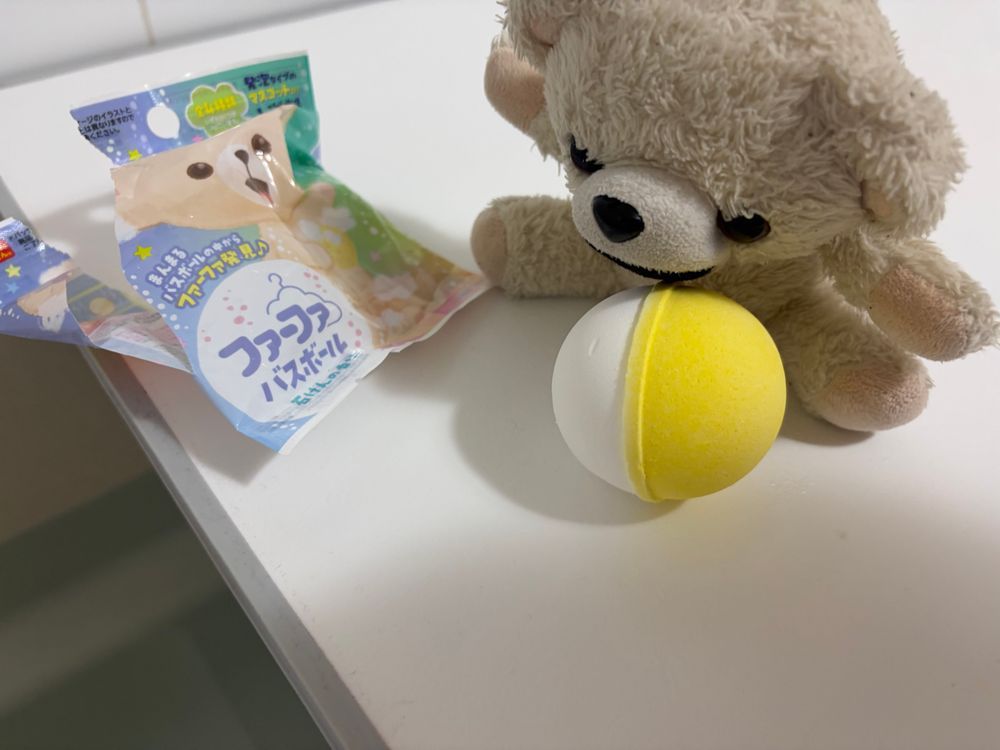 みなさんこんばんは、ぼくファーファCだよ❗️
ぼくラーメン屋の唐辛子みたいな調味料がからだにいっぱい付いてたから、お風呂に入ったよ…❗️
ファーファの新商品、ヨゴケシくんも使ったんだ〜❗️
これで白くなれたかな…⁉️