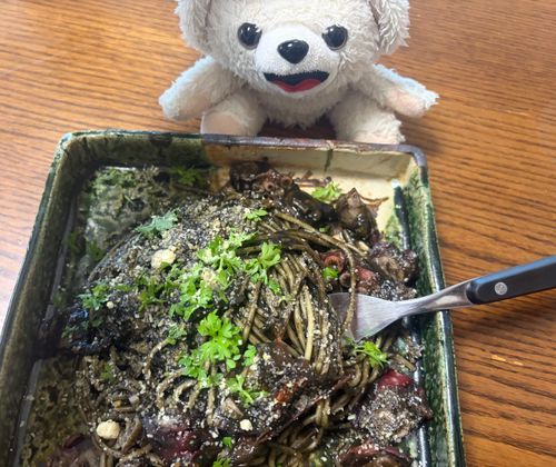 イカスミだけどなぜかタコ爆盛りスパゲッティ作ったよ❗️🐙🍝
イカスミが体に付かないように注意だ〜❗️