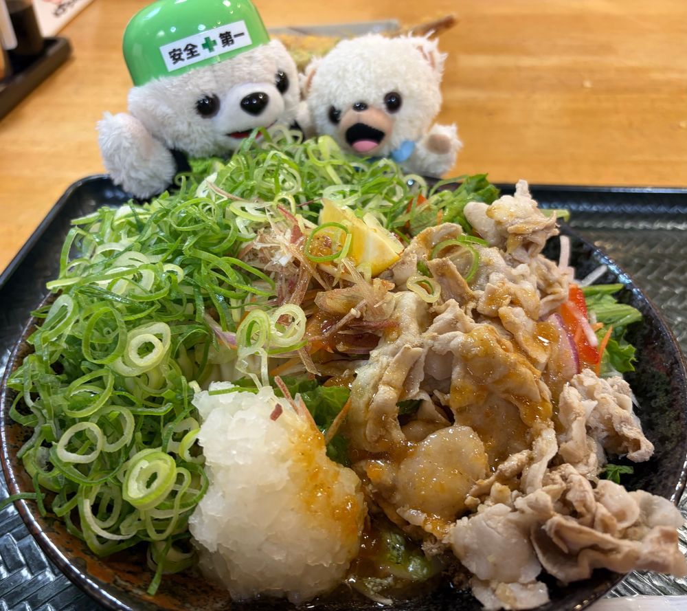 うどん屋さんと見せかけて、サラダを食べたよ❗️