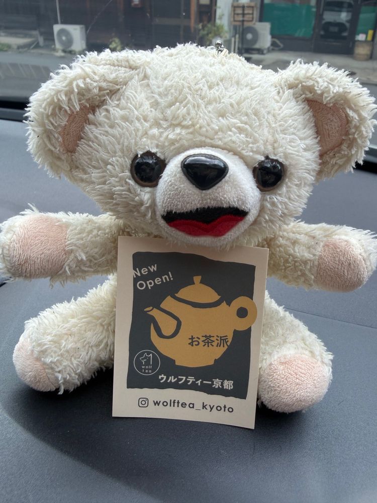 ねこちゃんおすすめのお茶のお店、ウルフティーに行ってきたんだ〜❗️
お茶派のステッカーをもらったから…ぼくは今日からお茶派に認定されたんだ〜❗️🍵
