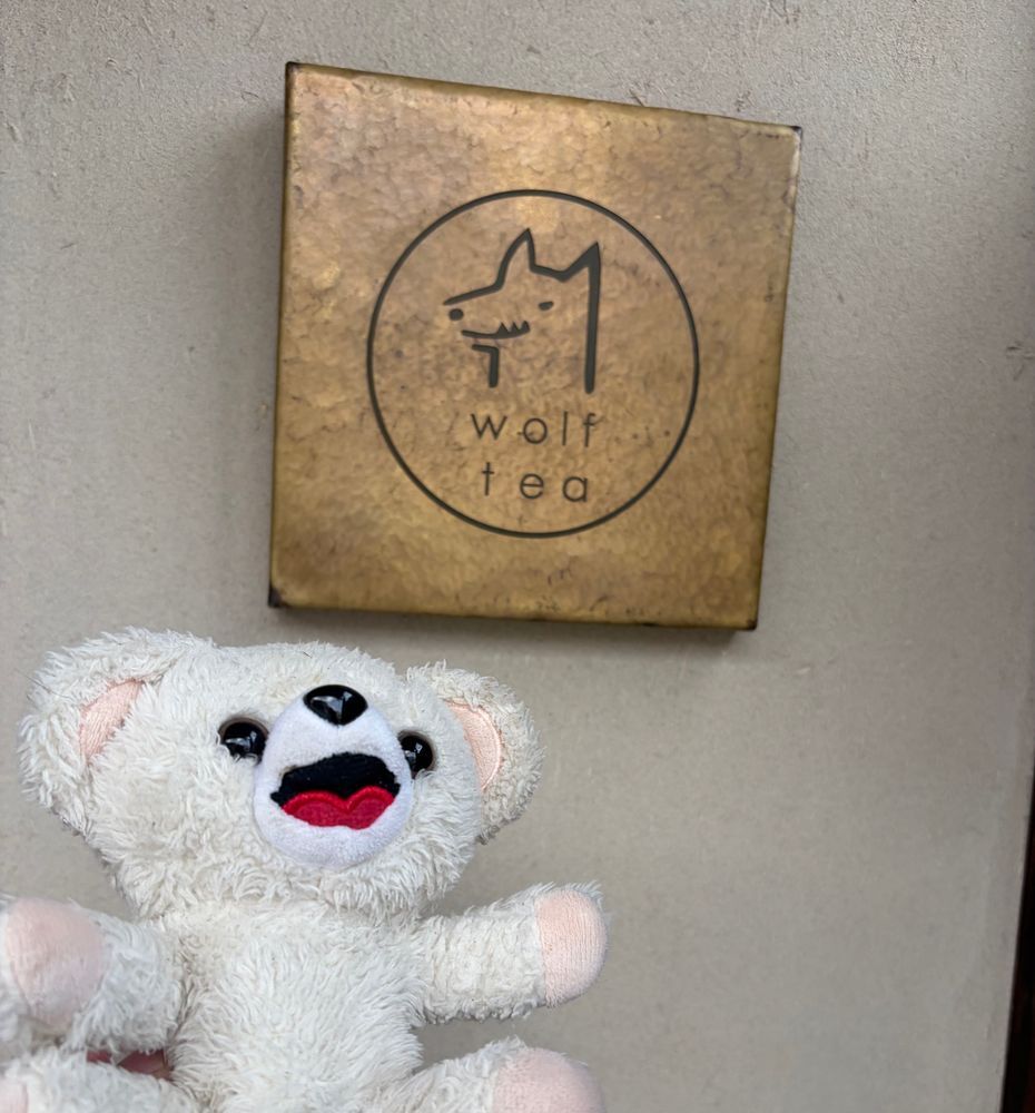 ねこちゃんおすすめのお茶のお店、ウルフティーに行ってきたんだ〜❗️
お茶派のステッカーをもらったから…ぼくは今日からお茶派に認定されたんだ〜❗️🍵