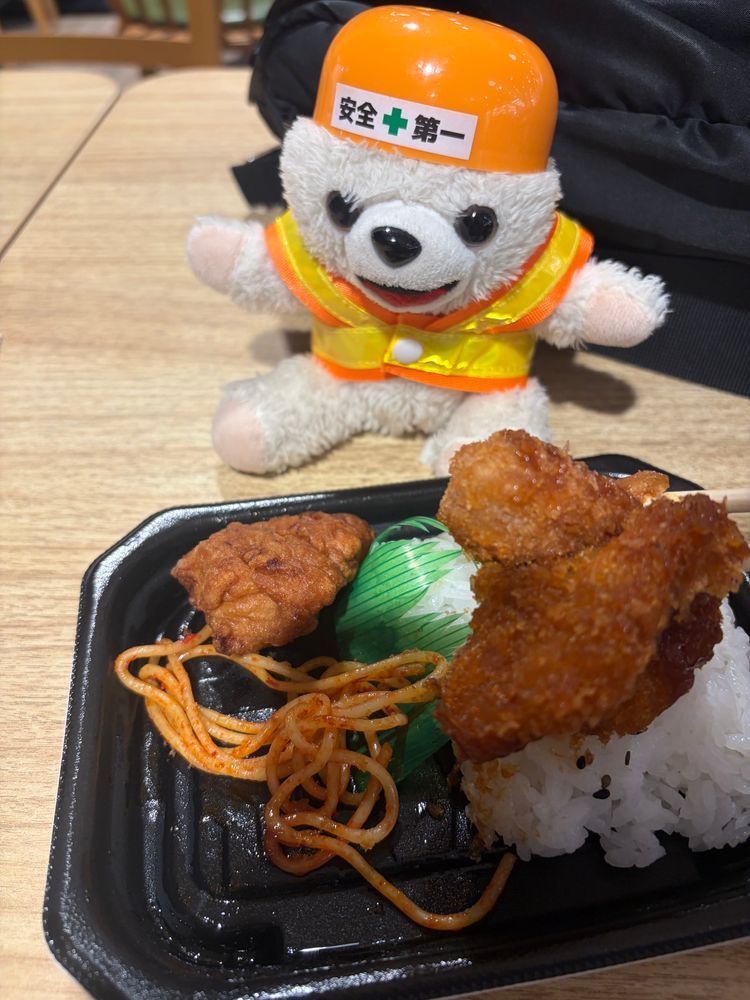 今日も現場仕事で疲れたよー…
夜遅くのスーパーに売ってある、半額のお弁当(140円くらい)だけがぼくの楽しみなんだ…