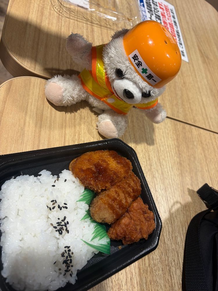 今日も現場仕事で疲れたよー…
夜遅くのスーパーに売ってある、半額のお弁当(140円くらい)だけがぼくの楽しみなんだ…