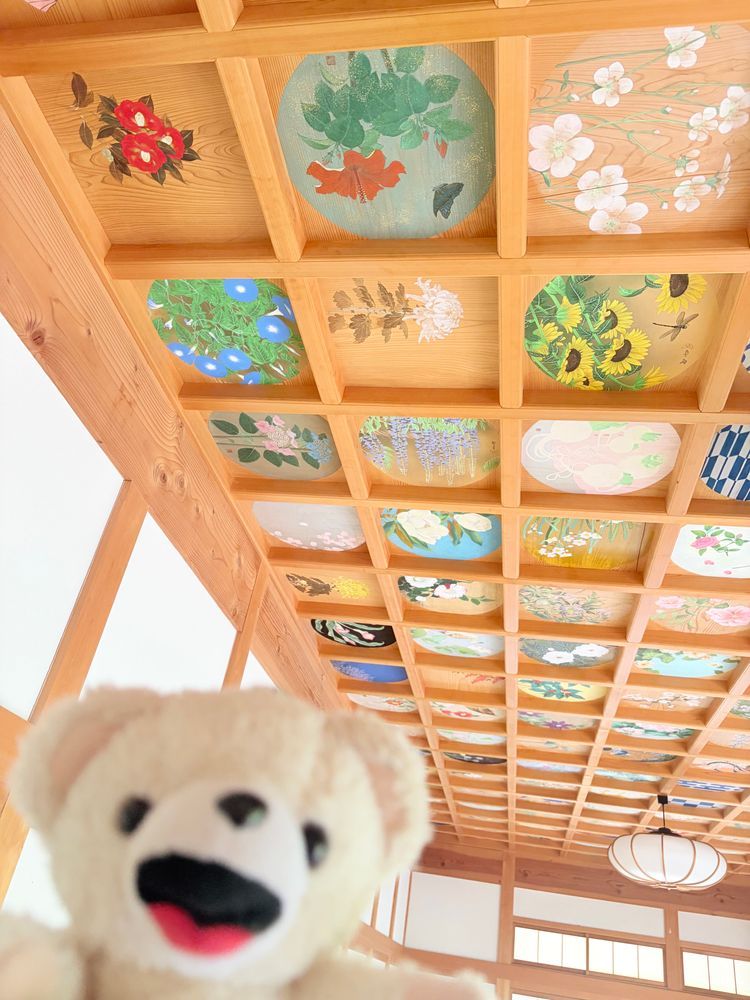 ぼく、この前カワミちゃんが行ったお寺に行ってきたよ❗️
風鈴祭りをやってたんだ〜♪
ハートの窓からは、アジサイが見えるんだ〜❗️