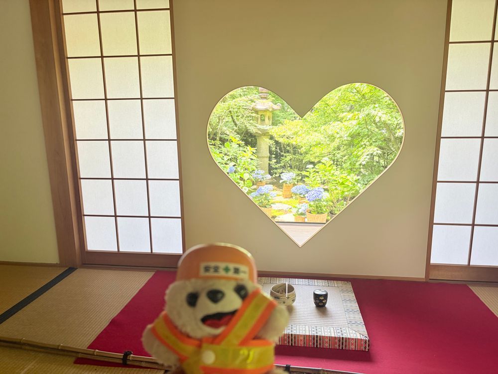 今日は風鈴をいっぱい飾っているお寺に行ってきたよ❗️
それにハート型の窓とか、天井画とか綺麗だったんだ〜❗️
風鈴が頭に落ちてくるかもしれないから、ヘルメット着用ヨシ❗️