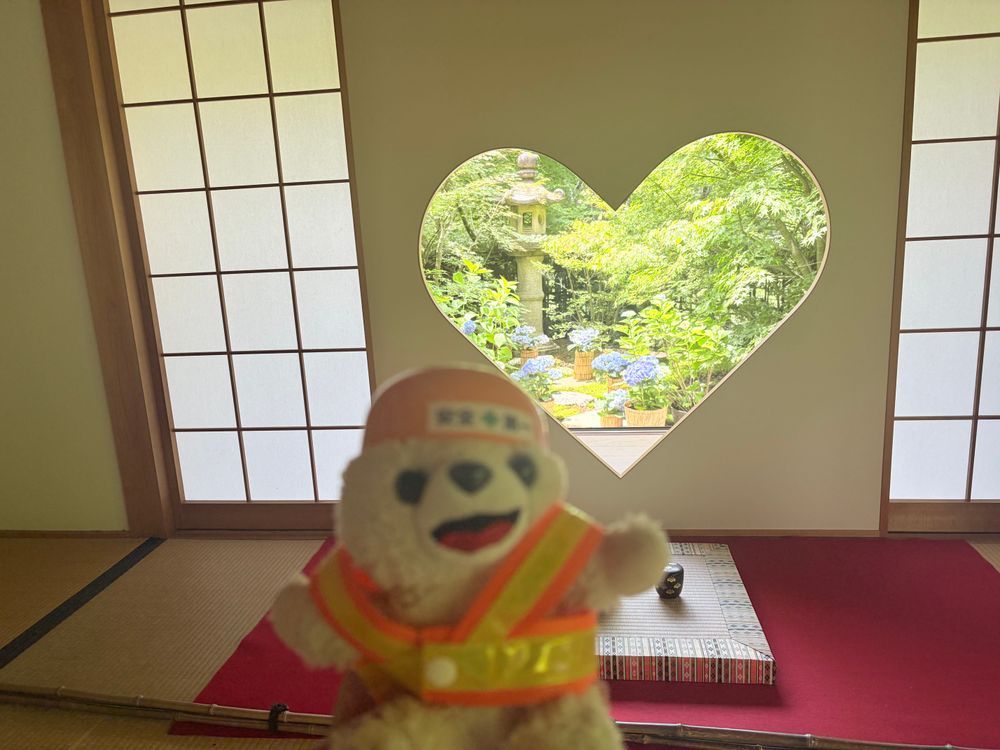 ぼく、この前カワミちゃんが行ったお寺に行ってきたよ❗️
風鈴祭りをやってたんだ〜♪
ハートの窓からは、アジサイが見えるんだ〜❗️